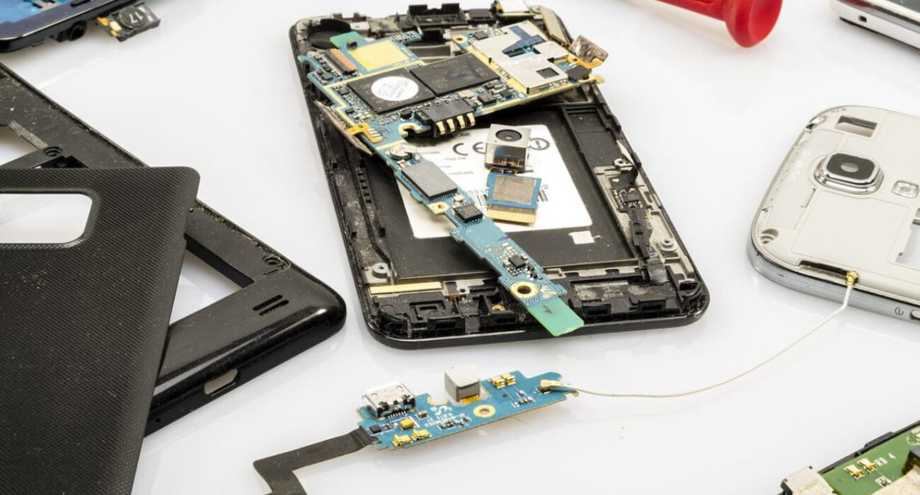 The Benefits of Getting Cell Phone Repairs in Toronto Instead of Buying a New Phone